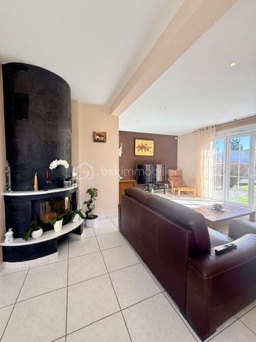 Nichée au cœur d’un quartier résidentiel très recherché, découvrez cette magnifique propriété individuelle de caractère (construction 2002). Accessible par une voie privée garantissant une discrétion absolue, elle offre un cadre de vie rare et privilégié, où confort moderne rhyme avec sérénité. Une véritable maison "prête à vivre", sans aucun travaux à prévoir.

 Des volumes lumineux et harmonieux

Au rez-de-chaussée :
Espace de vie : Un vaste salon-séjour baigné de lumière, ouvert sur une cuisine conviviale et entièrement équipée avec son cellier attenant. Le tout donne un accès direct à la terrasse pour des moments partagés.

Espace de travail : Un vrai bureau, idéal pour le télétravail ou une pièce de lecture.

Accueil : Une entrée fonctionnelle avec placards intégrés et WC invités.

Le plus confort : Chauffage au sol intégral pour une douce chaleur homogène.

À l’étage :

Suite parentale : Un espace élégant avec placards intégrés et sa salle d'eau privative.

Chambres : Deux belles chambres supplémentaires dont une avec placards mural, parfaites pour des enfants ou des invités.

Salle de bain : Une oasis familiale raffinée avec baignoire, douche et double vasque.

Le charme de l'architecture : Les volumes sous toiture apportent un cachet fou et une atmosphère intimiste.

 Un extérieur paysager d'exception
Le jardin de 10,5 ares, soigneusement arboré et entretenu, a été pensé comme une extension de la maison :

Terrasse de 28 m² équipée d'un store motorisé, idéale pour vos repas d'été.

Dépendance : Une coquette maisonnette de jardin de près de 15 m² (atelier, stockage).

Facilité du quotidien : Système d'arrosage automatique pour un vert parfait sans effort.

 Annexes et stationnement haut de gamme
Garage double : Isolé, carrelé, avec porte motorisée (accès direct et propre).

Carport : Capacité de stationnement pour 3 véhicules à l'abri.

Cour : Plusieurs places de stationnement extérieures privatives.

 Prestations techniques & Qualité
Adoucisseur d’eau • Volets roulants électriques • Chauffage au sol • Entretien irréprochable • Matériaux de qualité.

Notre avis : Un bien rare sur le secteur. Si vous recherchez de l'espace, de la tranquillité et des prestations soignées, cette maison d'architecte n'attend plus que vos valises.

Visites privées sur rendez-vous uniquement. Contactez-moi dès aujourd'hui pour planifier votre découverte de ce bien d'exception.