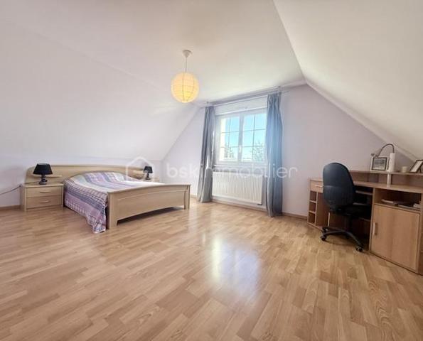 Nichée au cœur d’un quartier résidentiel très recherché, découvrez cette magnifique propriété individuelle de caractère (construction 2002). Accessible par une voie privée garantissant une discrétion absolue, elle offre un cadre de vie rare et privilégié, où confort moderne rhyme avec sérénité. Une véritable maison "prête à vivre", sans aucun travaux à prévoir.

 Des volumes lumineux et harmonieux

Au rez-de-chaussée :
Espace de vie : Un vaste salon-séjour baigné de lumière, ouvert sur une cuisine conviviale et entièrement équipée avec son cellier attenant. Le tout donne un accès direct à la terrasse pour des moments partagés.

Espace de travail : Un vrai bureau, idéal pour le télétravail ou une pièce de lecture.

Accueil : Une entrée fonctionnelle avec placards intégrés et WC invités.

Le plus confort : Chauffage au sol intégral pour une douce chaleur homogène.

À l’étage :

Suite parentale : Un espace élégant avec placards intégrés et sa salle d'eau privative.

Chambres : Deux belles chambres supplémentaires dont une avec placards mural, parfaites pour des enfants ou des invités.

Salle de bain : Une oasis familiale raffinée avec baignoire, douche et double vasque.

Le charme de l'architecture : Les volumes sous toiture apportent un cachet fou et une atmosphère intimiste.

 Un extérieur paysager d'exception
Le jardin de 10,5 ares, soigneusement arboré et entretenu, a été pensé comme une extension de la maison :

Terrasse de 28 m² équipée d'un store motorisé, idéale pour vos repas d'été.

Dépendance : Une coquette maisonnette de jardin de près de 15 m² (atelier, stockage).

Facilité du quotidien : Système d'arrosage automatique pour un vert parfait sans effort.

 Annexes et stationnement haut de gamme
Garage double : Isolé, carrelé, avec porte motorisée (accès direct et propre).

Carport : Capacité de stationnement pour 3 véhicules à l'abri.

Cour : Plusieurs places de stationnement extérieures privatives.

 Prestations techniques & Qualité
Adoucisseur d’eau • Volets roulants électriques • Chauffage au sol • Entretien irréprochable • Matériaux de qualité.

Notre avis : Un bien rare sur le secteur. Si vous recherchez de l'espace, de la tranquillité et des prestations soignées, cette maison d'architecte n'attend plus que vos valises.

Visites privées sur rendez-vous uniquement. Contactez-moi dès aujourd'hui pour planifier votre découverte de ce bien d'exception.