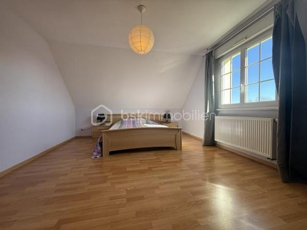 Nichée au cœur d’un quartier résidentiel très recherché, découvrez cette magnifique propriété individuelle de caractère (construction 2002). Accessible par une voie privée garantissant une discrétion absolue, elle offre un cadre de vie rare et privilégié, où confort moderne rhyme avec sérénité. Une véritable maison "prête à vivre", sans aucun travaux à prévoir.

 Des volumes lumineux et harmonieux

Au rez-de-chaussée :
Espace de vie : Un vaste salon-séjour baigné de lumière, ouvert sur une cuisine conviviale et entièrement équipée avec son cellier attenant. Le tout donne un accès direct à la terrasse pour des moments partagés.

Espace de travail : Un vrai bureau, idéal pour le télétravail ou une pièce de lecture.

Accueil : Une entrée fonctionnelle avec placards intégrés et WC invités.

Le plus confort : Chauffage au sol intégral pour une douce chaleur homogène.

À l’étage :

Suite parentale : Un espace élégant avec placards intégrés et sa salle d'eau privative.

Chambres : Deux belles chambres supplémentaires dont une avec placards mural, parfaites pour des enfants ou des invités.

Salle de bain : Une oasis familiale raffinée avec baignoire, douche et double vasque.

Le charme de l'architecture : Les volumes sous toiture apportent un cachet fou et une atmosphère intimiste.

 Un extérieur paysager d'exception
Le jardin de 10,5 ares, soigneusement arboré et entretenu, a été pensé comme une extension de la maison :

Terrasse de 28 m² équipée d'un store motorisé, idéale pour vos repas d'été.

Dépendance : Une coquette maisonnette de jardin de près de 15 m² (atelier, stockage).

Facilité du quotidien : Système d'arrosage automatique pour un vert parfait sans effort.

 Annexes et stationnement haut de gamme
Garage double : Isolé, carrelé, avec porte motorisée (accès direct et propre).

Carport : Capacité de stationnement pour 3 véhicules à l'abri.

Cour : Plusieurs places de stationnement extérieures privatives.

 Prestations techniques & Qualité
Adoucisseur d’eau • Volets roulants électriques • Chauffage au sol • Entretien irréprochable • Matériaux de qualité.

Notre avis : Un bien rare sur le secteur. Si vous recherchez de l'espace, de la tranquillité et des prestations soignées, cette maison d'architecte n'attend plus que vos valises.

Visites privées sur rendez-vous uniquement. Contactez-moi dès aujourd'hui pour planifier votre découverte de ce bien d'exception.