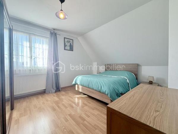 Nichée au cœur d’un quartier résidentiel très recherché, découvrez cette magnifique propriété individuelle de caractère (construction 2002). Accessible par une voie privée garantissant une discrétion absolue, elle offre un cadre de vie rare et privilégié, où confort moderne rhyme avec sérénité. Une véritable maison "prête à vivre", sans aucun travaux à prévoir.

 Des volumes lumineux et harmonieux

Au rez-de-chaussée :
Espace de vie : Un vaste salon-séjour baigné de lumière, ouvert sur une cuisine conviviale et entièrement équipée avec son cellier attenant. Le tout donne un accès direct à la terrasse pour des moments partagés.

Espace de travail : Un vrai bureau, idéal pour le télétravail ou une pièce de lecture.

Accueil : Une entrée fonctionnelle avec placards intégrés et WC invités.

Le plus confort : Chauffage au sol intégral pour une douce chaleur homogène.

À l’étage :

Suite parentale : Un espace élégant avec placards intégrés et sa salle d'eau privative.

Chambres : Deux belles chambres supplémentaires dont une avec placards mural, parfaites pour des enfants ou des invités.

Salle de bain : Une oasis familiale raffinée avec baignoire, douche et double vasque.

Le charme de l'architecture : Les volumes sous toiture apportent un cachet fou et une atmosphère intimiste.

 Un extérieur paysager d'exception
Le jardin de 10,5 ares, soigneusement arboré et entretenu, a été pensé comme une extension de la maison :

Terrasse de 28 m² équipée d'un store motorisé, idéale pour vos repas d'été.

Dépendance : Une coquette maisonnette de jardin de près de 15 m² (atelier, stockage).

Facilité du quotidien : Système d'arrosage automatique pour un vert parfait sans effort.

 Annexes et stationnement haut de gamme
Garage double : Isolé, carrelé, avec porte motorisée (accès direct et propre).

Carport : Capacité de stationnement pour 3 véhicules à l'abri.

Cour : Plusieurs places de stationnement extérieures privatives.

 Prestations techniques & Qualité
Adoucisseur d’eau • Volets roulants électriques • Chauffage au sol • Entretien irréprochable • Matériaux de qualité.

Notre avis : Un bien rare sur le secteur. Si vous recherchez de l'espace, de la tranquillité et des prestations soignées, cette maison d'architecte n'attend plus que vos valises.

Visites privées sur rendez-vous uniquement. Contactez-moi dès aujourd'hui pour planifier votre découverte de ce bien d'exception.