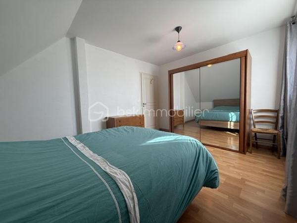 Nichée au cœur d’un quartier résidentiel très recherché, découvrez cette magnifique propriété individuelle de caractère (construction 2002). Accessible par une voie privée garantissant une discrétion absolue, elle offre un cadre de vie rare et privilégié, où confort moderne rhyme avec sérénité. Une véritable maison "prête à vivre", sans aucun travaux à prévoir.

 Des volumes lumineux et harmonieux

Au rez-de-chaussée :
Espace de vie : Un vaste salon-séjour baigné de lumière, ouvert sur une cuisine conviviale et entièrement équipée avec son cellier attenant. Le tout donne un accès direct à la terrasse pour des moments partagés.

Espace de travail : Un vrai bureau, idéal pour le télétravail ou une pièce de lecture.

Accueil : Une entrée fonctionnelle avec placards intégrés et WC invités.

Le plus confort : Chauffage au sol intégral pour une douce chaleur homogène.

À l’étage :

Suite parentale : Un espace élégant avec placards intégrés et sa salle d'eau privative.

Chambres : Deux belles chambres supplémentaires dont une avec placards mural, parfaites pour des enfants ou des invités.

Salle de bain : Une oasis familiale raffinée avec baignoire, douche et double vasque.

Le charme de l'architecture : Les volumes sous toiture apportent un cachet fou et une atmosphère intimiste.

 Un extérieur paysager d'exception
Le jardin de 10,5 ares, soigneusement arboré et entretenu, a été pensé comme une extension de la maison :

Terrasse de 28 m² équipée d'un store motorisé, idéale pour vos repas d'été.

Dépendance : Une coquette maisonnette de jardin de près de 15 m² (atelier, stockage).

Facilité du quotidien : Système d'arrosage automatique pour un vert parfait sans effort.

 Annexes et stationnement haut de gamme
Garage double : Isolé, carrelé, avec porte motorisée (accès direct et propre).

Carport : Capacité de stationnement pour 3 véhicules à l'abri.

Cour : Plusieurs places de stationnement extérieures privatives.

 Prestations techniques & Qualité
Adoucisseur d’eau • Volets roulants électriques • Chauffage au sol • Entretien irréprochable • Matériaux de qualité.

Notre avis : Un bien rare sur le secteur. Si vous recherchez de l'espace, de la tranquillité et des prestations soignées, cette maison d'architecte n'attend plus que vos valises.

Visites privées sur rendez-vous uniquement. Contactez-moi dès aujourd'hui pour planifier votre découverte de ce bien d'exception.