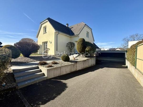 Nichée au cœur d’un quartier résidentiel très recherché, découvrez cette magnifique propriété individuelle de caractère (construction 2002). Accessible par une voie privée garantissant une discrétion absolue, elle offre un cadre de vie rare et privilégié, où confort moderne rhyme avec sérénité. Une véritable maison "prête à vivre", sans aucun travaux à prévoir.

 Des volumes lumineux et harmonieux

Au rez-de-chaussée :
Espace de vie : Un vaste salon-séjour baigné de lumière, ouvert sur une cuisine conviviale et entièrement équipée avec son cellier attenant. Le tout donne un accès direct à la terrasse pour des moments partagés.

Espace de travail : Un vrai bureau, idéal pour le télétravail ou une pièce de lecture.

Accueil : Une entrée fonctionnelle avec placards intégrés et WC invités.

Le plus confort : Chauffage au sol intégral pour une douce chaleur homogène.

À l’étage :

Suite parentale : Un espace élégant avec placards intégrés et sa salle d'eau privative.

Chambres : Deux belles chambres supplémentaires dont une avec placards mural, parfaites pour des enfants ou des invités.

Salle de bain : Une oasis familiale raffinée avec baignoire, douche et double vasque.

Le charme de l'architecture : Les volumes sous toiture apportent un cachet fou et une atmosphère intimiste.

 Un extérieur paysager d'exception
Le jardin de 10,5 ares, soigneusement arboré et entretenu, a été pensé comme une extension de la maison :

Terrasse de 28 m² équipée d'un store motorisé, idéale pour vos repas d'été.

Dépendance : Une coquette maisonnette de jardin de près de 15 m² (atelier, stockage).

Facilité du quotidien : Système d'arrosage automatique pour un vert parfait sans effort.

 Annexes et stationnement haut de gamme
Garage double : Isolé, carrelé, avec porte motorisée (accès direct et propre).

Carport : Capacité de stationnement pour 3 véhicules à l'abri.

Cour : Plusieurs places de stationnement extérieures privatives.

 Prestations techniques & Qualité
Adoucisseur d’eau • Volets roulants électriques • Chauffage au sol • Entretien irréprochable • Matériaux de qualité.

Notre avis : Un bien rare sur le secteur. Si vous recherchez de l'espace, de la tranquillité et des prestations soignées, cette maison d'architecte n'attend plus que vos valises.

Visites privées sur rendez-vous uniquement. Contactez-moi dès aujourd'hui pour planifier votre découverte de ce bien d'exception.