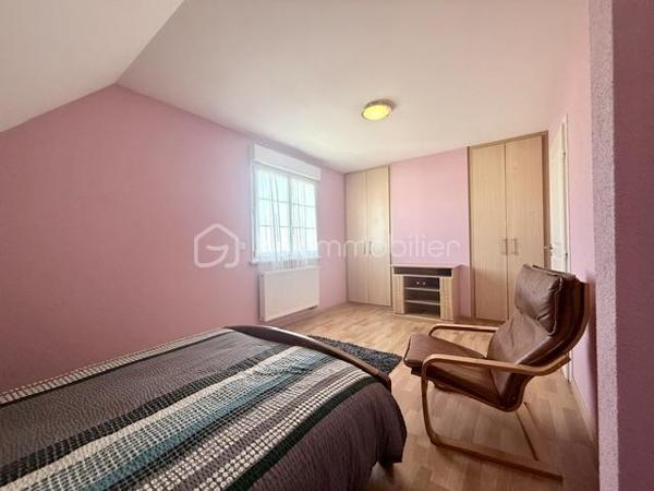 Nichée au cœur d’un quartier résidentiel très recherché, découvrez cette magnifique propriété individuelle de caractère (construction 2002). Accessible par une voie privée garantissant une discrétion absolue, elle offre un cadre de vie rare et privilégié, où confort moderne rhyme avec sérénité. Une véritable maison "prête à vivre", sans aucun travaux à prévoir.

 Des volumes lumineux et harmonieux

Au rez-de-chaussée :
Espace de vie : Un vaste salon-séjour baigné de lumière, ouvert sur une cuisine conviviale et entièrement équipée avec son cellier attenant. Le tout donne un accès direct à la terrasse pour des moments partagés.

Espace de travail : Un vrai bureau, idéal pour le télétravail ou une pièce de lecture.

Accueil : Une entrée fonctionnelle avec placards intégrés et WC invités.

Le plus confort : Chauffage au sol intégral pour une douce chaleur homogène.

À l’étage :

Suite parentale : Un espace élégant avec placards intégrés et sa salle d'eau privative.

Chambres : Deux belles chambres supplémentaires dont une avec placards mural, parfaites pour des enfants ou des invités.

Salle de bain : Une oasis familiale raffinée avec baignoire, douche et double vasque.

Le charme de l'architecture : Les volumes sous toiture apportent un cachet fou et une atmosphère intimiste.

 Un extérieur paysager d'exception
Le jardin de 10,5 ares, soigneusement arboré et entretenu, a été pensé comme une extension de la maison :

Terrasse de 28 m² équipée d'un store motorisé, idéale pour vos repas d'été.

Dépendance : Une coquette maisonnette de jardin de près de 15 m² (atelier, stockage).

Facilité du quotidien : Système d'arrosage automatique pour un vert parfait sans effort.

 Annexes et stationnement haut de gamme
Garage double : Isolé, carrelé, avec porte motorisée (accès direct et propre).

Carport : Capacité de stationnement pour 3 véhicules à l'abri.

Cour : Plusieurs places de stationnement extérieures privatives.

 Prestations techniques & Qualité
Adoucisseur d’eau • Volets roulants électriques • Chauffage au sol • Entretien irréprochable • Matériaux de qualité.

Notre avis : Un bien rare sur le secteur. Si vous recherchez de l'espace, de la tranquillité et des prestations soignées, cette maison d'architecte n'attend plus que vos valises.

Visites privées sur rendez-vous uniquement. Contactez-moi dès aujourd'hui pour planifier votre découverte de ce bien d'exception.