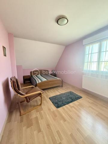 Nichée au cœur d’un quartier résidentiel très recherché, découvrez cette magnifique propriété individuelle de caractère (construction 2002). Accessible par une voie privée garantissant une discrétion absolue, elle offre un cadre de vie rare et privilégié, où confort moderne rhyme avec sérénité. Une véritable maison "prête à vivre", sans aucun travaux à prévoir.

 Des volumes lumineux et harmonieux

Au rez-de-chaussée :
Espace de vie : Un vaste salon-séjour baigné de lumière, ouvert sur une cuisine conviviale et entièrement équipée avec son cellier attenant. Le tout donne un accès direct à la terrasse pour des moments partagés.

Espace de travail : Un vrai bureau, idéal pour le télétravail ou une pièce de lecture.

Accueil : Une entrée fonctionnelle avec placards intégrés et WC invités.

Le plus confort : Chauffage au sol intégral pour une douce chaleur homogène.

À l’étage :

Suite parentale : Un espace élégant avec placards intégrés et sa salle d'eau privative.

Chambres : Deux belles chambres supplémentaires dont une avec placards mural, parfaites pour des enfants ou des invités.

Salle de bain : Une oasis familiale raffinée avec baignoire, douche et double vasque.

Le charme de l'architecture : Les volumes sous toiture apportent un cachet fou et une atmosphère intimiste.

 Un extérieur paysager d'exception
Le jardin de 10,5 ares, soigneusement arboré et entretenu, a été pensé comme une extension de la maison :

Terrasse de 28 m² équipée d'un store motorisé, idéale pour vos repas d'été.

Dépendance : Une coquette maisonnette de jardin de près de 15 m² (atelier, stockage).

Facilité du quotidien : Système d'arrosage automatique pour un vert parfait sans effort.

 Annexes et stationnement haut de gamme
Garage double : Isolé, carrelé, avec porte motorisée (accès direct et propre).

Carport : Capacité de stationnement pour 3 véhicules à l'abri.

Cour : Plusieurs places de stationnement extérieures privatives.

 Prestations techniques & Qualité
Adoucisseur d’eau • Volets roulants électriques • Chauffage au sol • Entretien irréprochable • Matériaux de qualité.

Notre avis : Un bien rare sur le secteur. Si vous recherchez de l'espace, de la tranquillité et des prestations soignées, cette maison d'architecte n'attend plus que vos valises.

Visites privées sur rendez-vous uniquement. Contactez-moi dès aujourd'hui pour planifier votre découverte de ce bien d'exception.