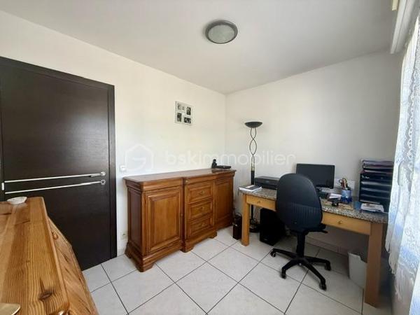 Nichée au cœur d’un quartier résidentiel très recherché, découvrez cette magnifique propriété individuelle de caractère (construction 2002). Accessible par une voie privée garantissant une discrétion absolue, elle offre un cadre de vie rare et privilégié, où confort moderne rhyme avec sérénité. Une véritable maison "prête à vivre", sans aucun travaux à prévoir.

 Des volumes lumineux et harmonieux

Au rez-de-chaussée :
Espace de vie : Un vaste salon-séjour baigné de lumière, ouvert sur une cuisine conviviale et entièrement équipée avec son cellier attenant. Le tout donne un accès direct à la terrasse pour des moments partagés.

Espace de travail : Un vrai bureau, idéal pour le télétravail ou une pièce de lecture.

Accueil : Une entrée fonctionnelle avec placards intégrés et WC invités.

Le plus confort : Chauffage au sol intégral pour une douce chaleur homogène.

À l’étage :

Suite parentale : Un espace élégant avec placards intégrés et sa salle d'eau privative.

Chambres : Deux belles chambres supplémentaires dont une avec placards mural, parfaites pour des enfants ou des invités.

Salle de bain : Une oasis familiale raffinée avec baignoire, douche et double vasque.

Le charme de l'architecture : Les volumes sous toiture apportent un cachet fou et une atmosphère intimiste.

 Un extérieur paysager d'exception
Le jardin de 10,5 ares, soigneusement arboré et entretenu, a été pensé comme une extension de la maison :

Terrasse de 28 m² équipée d'un store motorisé, idéale pour vos repas d'été.

Dépendance : Une coquette maisonnette de jardin de près de 15 m² (atelier, stockage).

Facilité du quotidien : Système d'arrosage automatique pour un vert parfait sans effort.

 Annexes et stationnement haut de gamme
Garage double : Isolé, carrelé, avec porte motorisée (accès direct et propre).

Carport : Capacité de stationnement pour 3 véhicules à l'abri.

Cour : Plusieurs places de stationnement extérieures privatives.

 Prestations techniques & Qualité
Adoucisseur d’eau • Volets roulants électriques • Chauffage au sol • Entretien irréprochable • Matériaux de qualité.

Notre avis : Un bien rare sur le secteur. Si vous recherchez de l'espace, de la tranquillité et des prestations soignées, cette maison d'architecte n'attend plus que vos valises.

Visites privées sur rendez-vous uniquement. Contactez-moi dès aujourd'hui pour planifier votre découverte de ce bien d'exception.