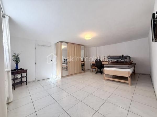 Nichée au cœur d’un quartier résidentiel très recherché, découvrez cette magnifique propriété individuelle de caractère (construction 2002). Accessible par une voie privée garantissant une discrétion absolue, elle offre un cadre de vie rare et privilégié, où confort moderne rhyme avec sérénité. Une véritable maison "prête à vivre", sans aucun travaux à prévoir.

 Des volumes lumineux et harmonieux

Au rez-de-chaussée :
Espace de vie : Un vaste salon-séjour baigné de lumière, ouvert sur une cuisine conviviale et entièrement équipée avec son cellier attenant. Le tout donne un accès direct à la terrasse pour des moments partagés.

Espace de travail : Un vrai bureau, idéal pour le télétravail ou une pièce de lecture.

Accueil : Une entrée fonctionnelle avec placards intégrés et WC invités.

Le plus confort : Chauffage au sol intégral pour une douce chaleur homogène.

À l’étage :

Suite parentale : Un espace élégant avec placards intégrés et sa salle d'eau privative.

Chambres : Deux belles chambres supplémentaires dont une avec placards mural, parfaites pour des enfants ou des invités.

Salle de bain : Une oasis familiale raffinée avec baignoire, douche et double vasque.

Le charme de l'architecture : Les volumes sous toiture apportent un cachet fou et une atmosphère intimiste.

 Un extérieur paysager d'exception
Le jardin de 10,5 ares, soigneusement arboré et entretenu, a été pensé comme une extension de la maison :

Terrasse de 28 m² équipée d'un store motorisé, idéale pour vos repas d'été.

Dépendance : Une coquette maisonnette de jardin de près de 15 m² (atelier, stockage).

Facilité du quotidien : Système d'arrosage automatique pour un vert parfait sans effort.

 Annexes et stationnement haut de gamme
Garage double : Isolé, carrelé, avec porte motorisée (accès direct et propre).

Carport : Capacité de stationnement pour 3 véhicules à l'abri.

Cour : Plusieurs places de stationnement extérieures privatives.

 Prestations techniques & Qualité
Adoucisseur d’eau • Volets roulants électriques • Chauffage au sol • Entretien irréprochable • Matériaux de qualité.

Notre avis : Un bien rare sur le secteur. Si vous recherchez de l'espace, de la tranquillité et des prestations soignées, cette maison d'architecte n'attend plus que vos valises.

Visites privées sur rendez-vous uniquement. Contactez-moi dès aujourd'hui pour planifier votre découverte de ce bien d'exception.