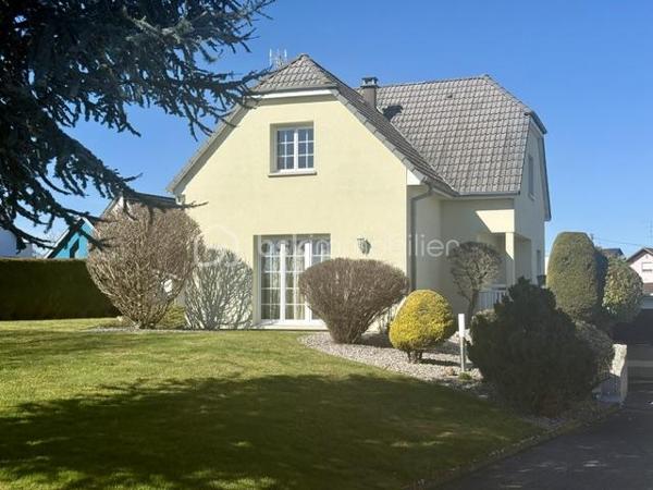 Nichée au cœur d’un quartier résidentiel très recherché, découvrez cette magnifique propriété individuelle de caractère (construction 2002). Accessible par une voie privée garantissant une discrétion absolue, elle offre un cadre de vie rare et privilégié, où confort moderne rhyme avec sérénité. Une véritable maison "prête à vivre", sans aucun travaux à prévoir.

 Des volumes lumineux et harmonieux

Au rez-de-chaussée :
Espace de vie : Un vaste salon-séjour baigné de lumière, ouvert sur une cuisine conviviale et entièrement équipée avec son cellier attenant. Le tout donne un accès direct à la terrasse pour des moments partagés.

Espace de travail : Un vrai bureau, idéal pour le télétravail ou une pièce de lecture.

Accueil : Une entrée fonctionnelle avec placards intégrés et WC invités.

Le plus confort : Chauffage au sol intégral pour une douce chaleur homogène.

À l’étage :

Suite parentale : Un espace élégant avec placards intégrés et sa salle d'eau privative.

Chambres : Deux belles chambres supplémentaires dont une avec placards mural, parfaites pour des enfants ou des invités.

Salle de bain : Une oasis familiale raffinée avec baignoire, douche et double vasque.

Le charme de l'architecture : Les volumes sous toiture apportent un cachet fou et une atmosphère intimiste.

 Un extérieur paysager d'exception
Le jardin de 10,5 ares, soigneusement arboré et entretenu, a été pensé comme une extension de la maison :

Terrasse de 28 m² équipée d'un store motorisé, idéale pour vos repas d'été.

Dépendance : Une coquette maisonnette de jardin de près de 15 m² (atelier, stockage).

Facilité du quotidien : Système d'arrosage automatique pour un vert parfait sans effort.

 Annexes et stationnement haut de gamme
Garage double : Isolé, carrelé, avec porte motorisée (accès direct et propre).

Carport : Capacité de stationnement pour 3 véhicules à l'abri.

Cour : Plusieurs places de stationnement extérieures privatives.

 Prestations techniques & Qualité
Adoucisseur d’eau • Volets roulants électriques • Chauffage au sol • Entretien irréprochable • Matériaux de qualité.

Notre avis : Un bien rare sur le secteur. Si vous recherchez de l'espace, de la tranquillité et des prestations soignées, cette maison d'architecte n'attend plus que vos valises.

Visites privées sur rendez-vous uniquement. Contactez-moi dès aujourd'hui pour planifier votre découverte de ce bien d'exception.