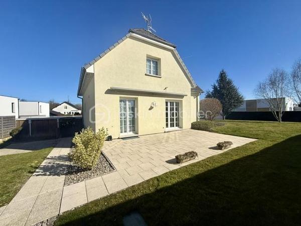 Nichée au cœur d’un quartier résidentiel très recherché, découvrez cette magnifique propriété individuelle de caractère (construction 2002). Accessible par une voie privée garantissant une discrétion absolue, elle offre un cadre de vie rare et privilégié, où confort moderne rhyme avec sérénité. Une véritable maison "prête à vivre", sans aucun travaux à prévoir.

 Des volumes lumineux et harmonieux

Au rez-de-chaussée :
Espace de vie : Un vaste salon-séjour baigné de lumière, ouvert sur une cuisine conviviale et entièrement équipée avec son cellier attenant. Le tout donne un accès direct à la terrasse pour des moments partagés.

Espace de travail : Un vrai bureau, idéal pour le télétravail ou une pièce de lecture.

Accueil : Une entrée fonctionnelle avec placards intégrés et WC invités.

Le plus confort : Chauffage au sol intégral pour une douce chaleur homogène.

À l’étage :

Suite parentale : Un espace élégant avec placards intégrés et sa salle d'eau privative.

Chambres : Deux belles chambres supplémentaires dont une avec placards mural, parfaites pour des enfants ou des invités.

Salle de bain : Une oasis familiale raffinée avec baignoire, douche et double vasque.

Le charme de l'architecture : Les volumes sous toiture apportent un cachet fou et une atmosphère intimiste.

 Un extérieur paysager d'exception
Le jardin de 10,5 ares, soigneusement arboré et entretenu, a été pensé comme une extension de la maison :

Terrasse de 28 m² équipée d'un store motorisé, idéale pour vos repas d'été.

Dépendance : Une coquette maisonnette de jardin de près de 15 m² (atelier, stockage).

Facilité du quotidien : Système d'arrosage automatique pour un vert parfait sans effort.

 Annexes et stationnement haut de gamme
Garage double : Isolé, carrelé, avec porte motorisée (accès direct et propre).

Carport : Capacité de stationnement pour 3 véhicules à l'abri.

Cour : Plusieurs places de stationnement extérieures privatives.

 Prestations techniques & Qualité
Adoucisseur d’eau • Volets roulants électriques • Chauffage au sol • Entretien irréprochable • Matériaux de qualité.

Notre avis : Un bien rare sur le secteur. Si vous recherchez de l'espace, de la tranquillité et des prestations soignées, cette maison d'architecte n'attend plus que vos valises.

Visites privées sur rendez-vous uniquement. Contactez-moi dès aujourd'hui pour planifier votre découverte de ce bien d'exception.