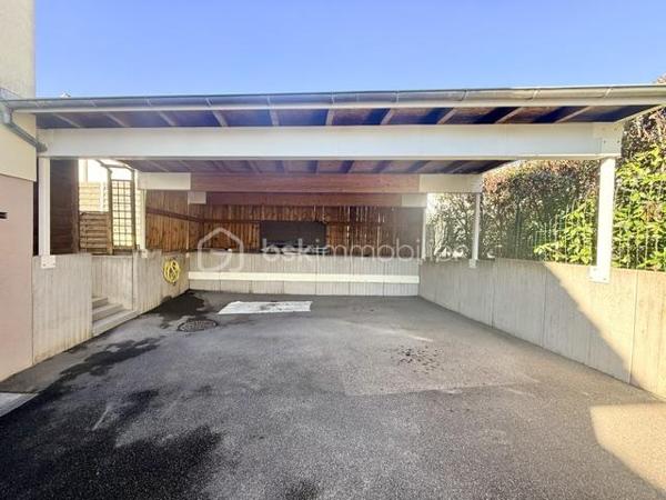 Nichée au cœur d’un quartier résidentiel très recherché, découvrez cette magnifique propriété individuelle de caractère (construction 2002). Accessible par une voie privée garantissant une discrétion absolue, elle offre un cadre de vie rare et privilégié, où confort moderne rhyme avec sérénité. Une véritable maison "prête à vivre", sans aucun travaux à prévoir.

 Des volumes lumineux et harmonieux

Au rez-de-chaussée :
Espace de vie : Un vaste salon-séjour baigné de lumière, ouvert sur une cuisine conviviale et entièrement équipée avec son cellier attenant. Le tout donne un accès direct à la terrasse pour des moments partagés.

Espace de travail : Un vrai bureau, idéal pour le télétravail ou une pièce de lecture.

Accueil : Une entrée fonctionnelle avec placards intégrés et WC invités.

Le plus confort : Chauffage au sol intégral pour une douce chaleur homogène.

À l’étage :

Suite parentale : Un espace élégant avec placards intégrés et sa salle d'eau privative.

Chambres : Deux belles chambres supplémentaires dont une avec placards mural, parfaites pour des enfants ou des invités.

Salle de bain : Une oasis familiale raffinée avec baignoire, douche et double vasque.

Le charme de l'architecture : Les volumes sous toiture apportent un cachet fou et une atmosphère intimiste.

 Un extérieur paysager d'exception
Le jardin de 10,5 ares, soigneusement arboré et entretenu, a été pensé comme une extension de la maison :

Terrasse de 28 m² équipée d'un store motorisé, idéale pour vos repas d'été.

Dépendance : Une coquette maisonnette de jardin de près de 15 m² (atelier, stockage).

Facilité du quotidien : Système d'arrosage automatique pour un vert parfait sans effort.

 Annexes et stationnement haut de gamme
Garage double : Isolé, carrelé, avec porte motorisée (accès direct et propre).

Carport : Capacité de stationnement pour 3 véhicules à l'abri.

Cour : Plusieurs places de stationnement extérieures privatives.

 Prestations techniques & Qualité
Adoucisseur d’eau • Volets roulants électriques • Chauffage au sol • Entretien irréprochable • Matériaux de qualité.

Notre avis : Un bien rare sur le secteur. Si vous recherchez de l'espace, de la tranquillité et des prestations soignées, cette maison d'architecte n'attend plus que vos valises.

Visites privées sur rendez-vous uniquement. Contactez-moi dès aujourd'hui pour planifier votre découverte de ce bien d'exception.