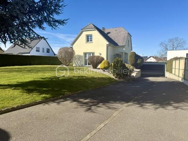Nichée au cœur d’un quartier résidentiel très recherché, découvrez cette magnifique propriété individuelle de caractère (construction 2002). Accessible par une voie privée garantissant une discrétion absolue, elle offre un cadre de vie rare et privilégié, où confort moderne rhyme avec sérénité. Une véritable maison "prête à vivre", sans aucun travaux à prévoir.

 Des volumes lumineux et harmonieux

Au rez-de-chaussée :
Espace de vie : Un vaste salon-séjour baigné de lumière, ouvert sur une cuisine conviviale et entièrement équipée avec son cellier attenant. Le tout donne un accès direct à la terrasse pour des moments partagés.

Espace de travail : Un vrai bureau, idéal pour le télétravail ou une pièce de lecture.

Accueil : Une entrée fonctionnelle avec placards intégrés et WC invités.

Le plus confort : Chauffage au sol intégral pour une douce chaleur homogène.

À l’étage :

Suite parentale : Un espace élégant avec placards intégrés et sa salle d'eau privative.

Chambres : Deux belles chambres supplémentaires dont une avec placards mural, parfaites pour des enfants ou des invités.

Salle de bain : Une oasis familiale raffinée avec baignoire, douche et double vasque.

Le charme de l'architecture : Les volumes sous toiture apportent un cachet fou et une atmosphère intimiste.

 Un extérieur paysager d'exception
Le jardin de 10,5 ares, soigneusement arboré et entretenu, a été pensé comme une extension de la maison :

Terrasse de 28 m² équipée d'un store motorisé, idéale pour vos repas d'été.

Dépendance : Une coquette maisonnette de jardin de près de 15 m² (atelier, stockage).

Facilité du quotidien : Système d'arrosage automatique pour un vert parfait sans effort.

 Annexes et stationnement haut de gamme
Garage double : Isolé, carrelé, avec porte motorisée (accès direct et propre).

Carport : Capacité de stationnement pour 3 véhicules à l'abri.

Cour : Plusieurs places de stationnement extérieures privatives.

 Prestations techniques & Qualité
Adoucisseur d’eau • Volets roulants électriques • Chauffage au sol • Entretien irréprochable • Matériaux de qualité.

Notre avis : Un bien rare sur le secteur. Si vous recherchez de l'espace, de la tranquillité et des prestations soignées, cette maison d'architecte n'attend plus que vos valises.

Visites privées sur rendez-vous uniquement. Contactez-moi dès aujourd'hui pour planifier votre découverte de ce bien d'exception.