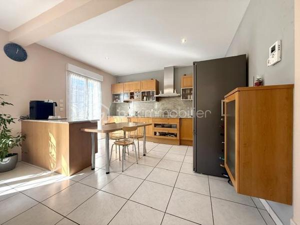Nichée au cœur d’un quartier résidentiel très recherché, découvrez cette magnifique propriété individuelle de caractère (construction 2002). Accessible par une voie privée garantissant une discrétion absolue, elle offre un cadre de vie rare et privilégié, où confort moderne rhyme avec sérénité. Une véritable maison "prête à vivre", sans aucun travaux à prévoir.

 Des volumes lumineux et harmonieux

Au rez-de-chaussée :
Espace de vie : Un vaste salon-séjour baigné de lumière, ouvert sur une cuisine conviviale et entièrement équipée avec son cellier attenant. Le tout donne un accès direct à la terrasse pour des moments partagés.

Espace de travail : Un vrai bureau, idéal pour le télétravail ou une pièce de lecture.

Accueil : Une entrée fonctionnelle avec placards intégrés et WC invités.

Le plus confort : Chauffage au sol intégral pour une douce chaleur homogène.

À l’étage :

Suite parentale : Un espace élégant avec placards intégrés et sa salle d'eau privative.

Chambres : Deux belles chambres supplémentaires dont une avec placards mural, parfaites pour des enfants ou des invités.

Salle de bain : Une oasis familiale raffinée avec baignoire, douche et double vasque.

Le charme de l'architecture : Les volumes sous toiture apportent un cachet fou et une atmosphère intimiste.

 Un extérieur paysager d'exception
Le jardin de 10,5 ares, soigneusement arboré et entretenu, a été pensé comme une extension de la maison :

Terrasse de 28 m² équipée d'un store motorisé, idéale pour vos repas d'été.

Dépendance : Une coquette maisonnette de jardin de près de 15 m² (atelier, stockage).

Facilité du quotidien : Système d'arrosage automatique pour un vert parfait sans effort.

 Annexes et stationnement haut de gamme
Garage double : Isolé, carrelé, avec porte motorisée (accès direct et propre).

Carport : Capacité de stationnement pour 3 véhicules à l'abri.

Cour : Plusieurs places de stationnement extérieures privatives.

 Prestations techniques & Qualité
Adoucisseur d’eau • Volets roulants électriques • Chauffage au sol • Entretien irréprochable • Matériaux de qualité.

Notre avis : Un bien rare sur le secteur. Si vous recherchez de l'espace, de la tranquillité et des prestations soignées, cette maison d'architecte n'attend plus que vos valises.

Visites privées sur rendez-vous uniquement. Contactez-moi dès aujourd'hui pour planifier votre découverte de ce bien d'exception.