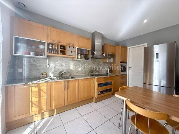 Nichée au cœur d’un quartier résidentiel très recherché, découvrez cette magnifique propriété individuelle de caractère (construction 2002). Accessible par une voie privée garantissant une discrétion absolue, elle offre un cadre de vie rare et privilégié, où confort moderne rhyme avec sérénité. Une véritable maison "prête à vivre", sans aucun travaux à prévoir.

 Des volumes lumineux et harmonieux

Au rez-de-chaussée :
Espace de vie : Un vaste salon-séjour baigné de lumière, ouvert sur une cuisine conviviale et entièrement équipée avec son cellier attenant. Le tout donne un accès direct à la terrasse pour des moments partagés.

Espace de travail : Un vrai bureau, idéal pour le télétravail ou une pièce de lecture.

Accueil : Une entrée fonctionnelle avec placards intégrés et WC invités.

Le plus confort : Chauffage au sol intégral pour une douce chaleur homogène.

À l’étage :

Suite parentale : Un espace élégant avec placards intégrés et sa salle d'eau privative.

Chambres : Deux belles chambres supplémentaires dont une avec placards mural, parfaites pour des enfants ou des invités.

Salle de bain : Une oasis familiale raffinée avec baignoire, douche et double vasque.

Le charme de l'architecture : Les volumes sous toiture apportent un cachet fou et une atmosphère intimiste.

 Un extérieur paysager d'exception
Le jardin de 10,5 ares, soigneusement arboré et entretenu, a été pensé comme une extension de la maison :

Terrasse de 28 m² équipée d'un store motorisé, idéale pour vos repas d'été.

Dépendance : Une coquette maisonnette de jardin de près de 15 m² (atelier, stockage).

Facilité du quotidien : Système d'arrosage automatique pour un vert parfait sans effort.

 Annexes et stationnement haut de gamme
Garage double : Isolé, carrelé, avec porte motorisée (accès direct et propre).

Carport : Capacité de stationnement pour 3 véhicules à l'abri.

Cour : Plusieurs places de stationnement extérieures privatives.

 Prestations techniques & Qualité
Adoucisseur d’eau • Volets roulants électriques • Chauffage au sol • Entretien irréprochable • Matériaux de qualité.

Notre avis : Un bien rare sur le secteur. Si vous recherchez de l'espace, de la tranquillité et des prestations soignées, cette maison d'architecte n'attend plus que vos valises.

Visites privées sur rendez-vous uniquement. Contactez-moi dès aujourd'hui pour planifier votre découverte de ce bien d'exception.