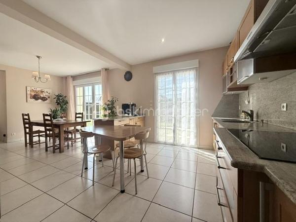 Nichée au cœur d’un quartier résidentiel très recherché, découvrez cette magnifique propriété individuelle de caractère (construction 2002). Accessible par une voie privée garantissant une discrétion absolue, elle offre un cadre de vie rare et privilégié, où confort moderne rhyme avec sérénité. Une véritable maison "prête à vivre", sans aucun travaux à prévoir.

 Des volumes lumineux et harmonieux

Au rez-de-chaussée :
Espace de vie : Un vaste salon-séjour baigné de lumière, ouvert sur une cuisine conviviale et entièrement équipée avec son cellier attenant. Le tout donne un accès direct à la terrasse pour des moments partagés.

Espace de travail : Un vrai bureau, idéal pour le télétravail ou une pièce de lecture.

Accueil : Une entrée fonctionnelle avec placards intégrés et WC invités.

Le plus confort : Chauffage au sol intégral pour une douce chaleur homogène.

À l’étage :

Suite parentale : Un espace élégant avec placards intégrés et sa salle d'eau privative.

Chambres : Deux belles chambres supplémentaires dont une avec placards mural, parfaites pour des enfants ou des invités.

Salle de bain : Une oasis familiale raffinée avec baignoire, douche et double vasque.

Le charme de l'architecture : Les volumes sous toiture apportent un cachet fou et une atmosphère intimiste.

 Un extérieur paysager d'exception
Le jardin de 10,5 ares, soigneusement arboré et entretenu, a été pensé comme une extension de la maison :

Terrasse de 28 m² équipée d'un store motorisé, idéale pour vos repas d'été.

Dépendance : Une coquette maisonnette de jardin de près de 15 m² (atelier, stockage).

Facilité du quotidien : Système d'arrosage automatique pour un vert parfait sans effort.

 Annexes et stationnement haut de gamme
Garage double : Isolé, carrelé, avec porte motorisée (accès direct et propre).

Carport : Capacité de stationnement pour 3 véhicules à l'abri.

Cour : Plusieurs places de stationnement extérieures privatives.

 Prestations techniques & Qualité
Adoucisseur d’eau • Volets roulants électriques • Chauffage au sol • Entretien irréprochable • Matériaux de qualité.

Notre avis : Un bien rare sur le secteur. Si vous recherchez de l'espace, de la tranquillité et des prestations soignées, cette maison d'architecte n'attend plus que vos valises.

Visites privées sur rendez-vous uniquement. Contactez-moi dès aujourd'hui pour planifier votre découverte de ce bien d'exception.