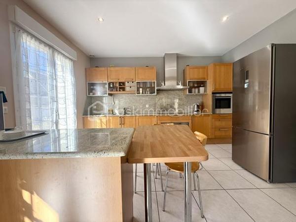 Nichée au cœur d’un quartier résidentiel très recherché, découvrez cette magnifique propriété individuelle de caractère (construction 2002). Accessible par une voie privée garantissant une discrétion absolue, elle offre un cadre de vie rare et privilégié, où confort moderne rhyme avec sérénité. Une véritable maison "prête à vivre", sans aucun travaux à prévoir.

 Des volumes lumineux et harmonieux

Au rez-de-chaussée :
Espace de vie : Un vaste salon-séjour baigné de lumière, ouvert sur une cuisine conviviale et entièrement équipée avec son cellier attenant. Le tout donne un accès direct à la terrasse pour des moments partagés.

Espace de travail : Un vrai bureau, idéal pour le télétravail ou une pièce de lecture.

Accueil : Une entrée fonctionnelle avec placards intégrés et WC invités.

Le plus confort : Chauffage au sol intégral pour une douce chaleur homogène.

À l’étage :

Suite parentale : Un espace élégant avec placards intégrés et sa salle d'eau privative.

Chambres : Deux belles chambres supplémentaires dont une avec placards mural, parfaites pour des enfants ou des invités.

Salle de bain : Une oasis familiale raffinée avec baignoire, douche et double vasque.

Le charme de l'architecture : Les volumes sous toiture apportent un cachet fou et une atmosphère intimiste.

 Un extérieur paysager d'exception
Le jardin de 10,5 ares, soigneusement arboré et entretenu, a été pensé comme une extension de la maison :

Terrasse de 28 m² équipée d'un store motorisé, idéale pour vos repas d'été.

Dépendance : Une coquette maisonnette de jardin de près de 15 m² (atelier, stockage).

Facilité du quotidien : Système d'arrosage automatique pour un vert parfait sans effort.

 Annexes et stationnement haut de gamme
Garage double : Isolé, carrelé, avec porte motorisée (accès direct et propre).

Carport : Capacité de stationnement pour 3 véhicules à l'abri.

Cour : Plusieurs places de stationnement extérieures privatives.

 Prestations techniques & Qualité
Adoucisseur d’eau • Volets roulants électriques • Chauffage au sol • Entretien irréprochable • Matériaux de qualité.

Notre avis : Un bien rare sur le secteur. Si vous recherchez de l'espace, de la tranquillité et des prestations soignées, cette maison d'architecte n'attend plus que vos valises.

Visites privées sur rendez-vous uniquement. Contactez-moi dès aujourd'hui pour planifier votre découverte de ce bien d'exception.