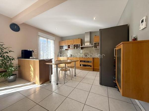 Nichée au cœur d’un quartier résidentiel très recherché, découvrez cette magnifique propriété individuelle de caractère (construction 2002). Accessible par une voie privée garantissant une discrétion absolue, elle offre un cadre de vie rare et privilégié, où confort moderne rhyme avec sérénité. Une véritable maison "prête à vivre", sans aucun travaux à prévoir.

 Des volumes lumineux et harmonieux

Au rez-de-chaussée :
Espace de vie : Un vaste salon-séjour baigné de lumière, ouvert sur une cuisine conviviale et entièrement équipée avec son cellier attenant. Le tout donne un accès direct à la terrasse pour des moments partagés.

Espace de travail : Un vrai bureau, idéal pour le télétravail ou une pièce de lecture.

Accueil : Une entrée fonctionnelle avec placards intégrés et WC invités.

Le plus confort : Chauffage au sol intégral pour une douce chaleur homogène.

À l’étage :

Suite parentale : Un espace élégant avec placards intégrés et sa salle d'eau privative.

Chambres : Deux belles chambres supplémentaires dont une avec placards mural, parfaites pour des enfants ou des invités.

Salle de bain : Une oasis familiale raffinée avec baignoire, douche et double vasque.

Le charme de l'architecture : Les volumes sous toiture apportent un cachet fou et une atmosphère intimiste.

 Un extérieur paysager d'exception
Le jardin de 10,5 ares, soigneusement arboré et entretenu, a été pensé comme une extension de la maison :

Terrasse de 28 m² équipée d'un store motorisé, idéale pour vos repas d'été.

Dépendance : Une coquette maisonnette de jardin de près de 15 m² (atelier, stockage).

Facilité du quotidien : Système d'arrosage automatique pour un vert parfait sans effort.

 Annexes et stationnement haut de gamme
Garage double : Isolé, carrelé, avec porte motorisée (accès direct et propre).

Carport : Capacité de stationnement pour 3 véhicules à l'abri.

Cour : Plusieurs places de stationnement extérieures privatives.

 Prestations techniques & Qualité
Adoucisseur d’eau • Volets roulants électriques • Chauffage au sol • Entretien irréprochable • Matériaux de qualité.

Notre avis : Un bien rare sur le secteur. Si vous recherchez de l'espace, de la tranquillité et des prestations soignées, cette maison d'architecte n'attend plus que vos valises.

Visites privées sur rendez-vous uniquement. Contactez-moi dès aujourd'hui pour planifier votre découverte de ce bien d'exception.