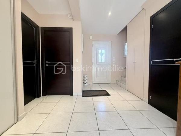 Nichée au cœur d’un quartier résidentiel très recherché, découvrez cette magnifique propriété individuelle de caractère (construction 2002). Accessible par une voie privée garantissant une discrétion absolue, elle offre un cadre de vie rare et privilégié, où confort moderne rhyme avec sérénité. Une véritable maison "prête à vivre", sans aucun travaux à prévoir.

 Des volumes lumineux et harmonieux

Au rez-de-chaussée :
Espace de vie : Un vaste salon-séjour baigné de lumière, ouvert sur une cuisine conviviale et entièrement équipée avec son cellier attenant. Le tout donne un accès direct à la terrasse pour des moments partagés.

Espace de travail : Un vrai bureau, idéal pour le télétravail ou une pièce de lecture.

Accueil : Une entrée fonctionnelle avec placards intégrés et WC invités.

Le plus confort : Chauffage au sol intégral pour une douce chaleur homogène.

À l’étage :

Suite parentale : Un espace élégant avec placards intégrés et sa salle d'eau privative.

Chambres : Deux belles chambres supplémentaires dont une avec placards mural, parfaites pour des enfants ou des invités.

Salle de bain : Une oasis familiale raffinée avec baignoire, douche et double vasque.

Le charme de l'architecture : Les volumes sous toiture apportent un cachet fou et une atmosphère intimiste.

 Un extérieur paysager d'exception
Le jardin de 10,5 ares, soigneusement arboré et entretenu, a été pensé comme une extension de la maison :

Terrasse de 28 m² équipée d'un store motorisé, idéale pour vos repas d'été.

Dépendance : Une coquette maisonnette de jardin de près de 15 m² (atelier, stockage).

Facilité du quotidien : Système d'arrosage automatique pour un vert parfait sans effort.

 Annexes et stationnement haut de gamme
Garage double : Isolé, carrelé, avec porte motorisée (accès direct et propre).

Carport : Capacité de stationnement pour 3 véhicules à l'abri.

Cour : Plusieurs places de stationnement extérieures privatives.

 Prestations techniques & Qualité
Adoucisseur d’eau • Volets roulants électriques • Chauffage au sol • Entretien irréprochable • Matériaux de qualité.

Notre avis : Un bien rare sur le secteur. Si vous recherchez de l'espace, de la tranquillité et des prestations soignées, cette maison d'architecte n'attend plus que vos valises.

Visites privées sur rendez-vous uniquement. Contactez-moi dès aujourd'hui pour planifier votre découverte de ce bien d'exception.