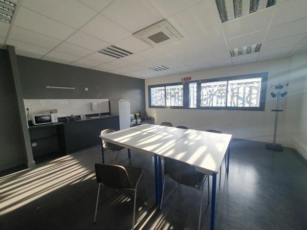 SAINT JEAN D'ILLAC- A LOUER LOCAL D ACTIVITES de 1 075 M²