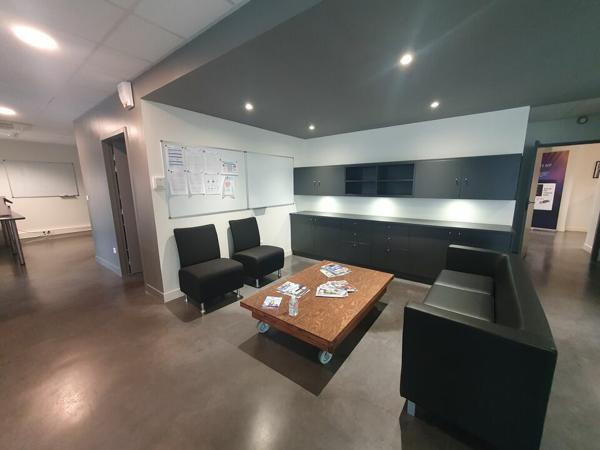 SAINT JEAN D'ILLAC- A LOUER LOCAL D ACTIVITES de 1 075 M²