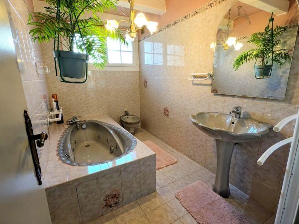 Superbe villa avec piscine – Quartier recherché