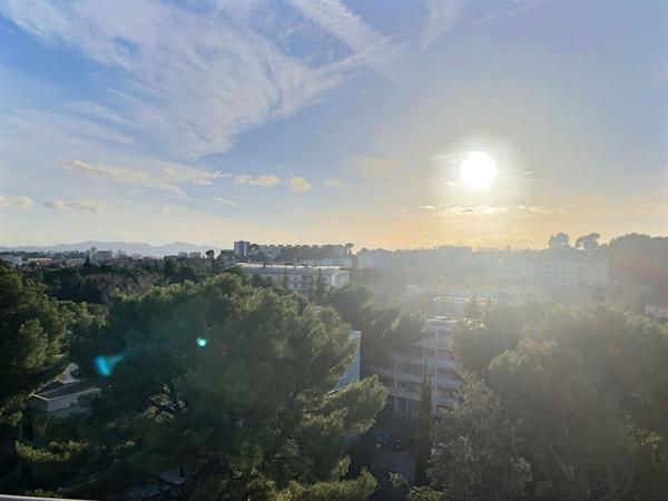 A louer appartement meublé de type 3 avec terrasse et parking a marseille (13013) Quartier Saint Mitre