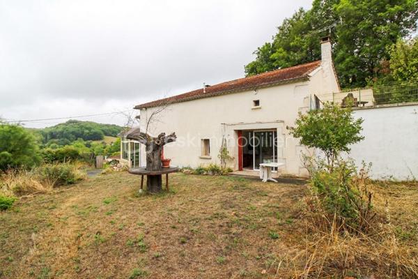 Maison de plain-pied à fort potentiel – Vue panoramique d'exception, grand terrain, dépendance en pierre & garage

Au cœur du Sud-Ouest, en région Occitanie, découvrez cette charmante maison de plain-pied située dans le département du Tarn-et-Garonne, sur la commune prisée de Montaigu-de-Quercy. À seulement 10 minutes de la cité médiévale de Lauzerte, cette propriété profite d'une localisation idéale : un environnement paisible tout en étant à proximité immédiate du centre du village. Vous pourrez ainsi effectuer l'ensemble de vos courses et accéder aux commerces, écoles et services de santé à pied.

Le bien se distingue avant tout par son cadre naturel privilégié et sa magnifique vue totalement dégagée sur la vallée, offrant un panorama apaisant au quotidien.

Côté intérieur : un espace de vie modulable
La maison se compose de 3 pièces principales distribuées comme suit :
Un espace de vie moderne et lumineux (environ 28 m²) : Déjà entièrement rénové, il rassemble une cuisine récente, un coin salle à manger et un salon chaleureux.
Une véranda d'été (environ 16 m²) : Véritable pièce de détente tournée vers l'extérieur, elle permet d'admirer la vue en toute saison.

Des volumes à réaménager : La seconde partie de la maison nécessite quelques travaux de rafraîchissement et de redistribution. Elle comprend une ancienne cuisine, deux très grandes chambres de 16,20 m² et 17,40 m², une salle de bains ainsi qu'un WC séparé.

Potentiel d'agrandissement : Un superbe grenier de 75 m², situé juste au-dessus de la surface habitable, offre la possibilité d'être aménagé pour doubler la superficie de la maison (création de chambres supplémentaires, bureau ou salle de jeux).

Côté extérieur : terrain, garage et dépendance de caractère
Sise sur une belle parcelle de 1 788 m², la propriété dispose d'aménagements extérieurs complets :

Un terrain fonctionnel : Le terrain bénéficie de deux accès indépendants très pratiques, d'une cour goudronnée, d'un puits et d'un espace barbecue pour les beaux jours.

Un grand garage : Idéal pour stationner un véhicule tout en conservant un vaste espace de stockage pour ranger facilement de nombreux outils, équipements de jardinage ou de bricolage.

Une authentique dépendance en pierre : Élément clé de la propriété, ce bâtiment en pierre offre de multiples opportunités de projet. Il est tout à fait envisageable d'y créer une chambre indépendante pour recevoir de la famille et des amis, ou encore d'y aménager un gîte / meublé de tourisme pour générer un revenu locatif dans cette région touristique.

Une opportunité rare d'acquérir une maison évolutive, combinant le charme de la pierre, un grand potentiel d'aménagement, une vue imprenable et la vie du village accessible sans voiture.

Pour toute question complémentaire ou pour programmer une visite, n'hésitez pas à me contacter !