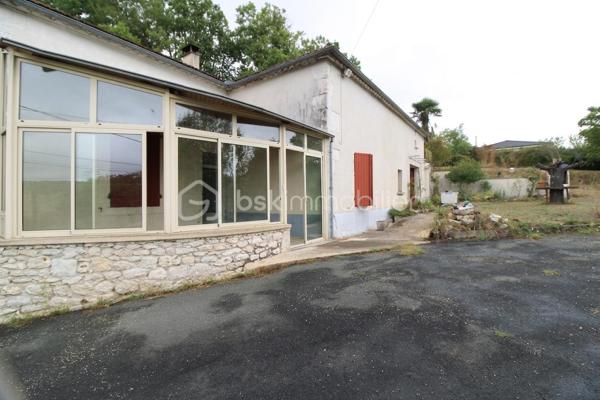 Maison de plain-pied à fort potentiel – Vue panoramique d'exception, grand terrain, dépendance en pierre & garage

Au cœur du Sud-Ouest, en région Occitanie, découvrez cette charmante maison de plain-pied située dans le département du Tarn-et-Garonne, sur la commune prisée de Montaigu-de-Quercy. À seulement 10 minutes de la cité médiévale de Lauzerte, cette propriété profite d'une localisation idéale : un environnement paisible tout en étant à proximité immédiate du centre du village. Vous pourrez ainsi effectuer l'ensemble de vos courses et accéder aux commerces, écoles et services de santé à pied.

Le bien se distingue avant tout par son cadre naturel privilégié et sa magnifique vue totalement dégagée sur la vallée, offrant un panorama apaisant au quotidien.

Côté intérieur : un espace de vie modulable
La maison se compose de 3 pièces principales distribuées comme suit :
Un espace de vie moderne et lumineux (environ 28 m²) : Déjà entièrement rénové, il rassemble une cuisine récente, un coin salle à manger et un salon chaleureux.
Une véranda d'été (environ 16 m²) : Véritable pièce de détente tournée vers l'extérieur, elle permet d'admirer la vue en toute saison.

Des volumes à réaménager : La seconde partie de la maison nécessite quelques travaux de rafraîchissement et de redistribution. Elle comprend une ancienne cuisine, deux très grandes chambres de 16,20 m² et 17,40 m², une salle de bains ainsi qu'un WC séparé.

Potentiel d'agrandissement : Un superbe grenier de 75 m², situé juste au-dessus de la surface habitable, offre la possibilité d'être aménagé pour doubler la superficie de la maison (création de chambres supplémentaires, bureau ou salle de jeux).

Côté extérieur : terrain, garage et dépendance de caractère
Sise sur une belle parcelle de 1 788 m², la propriété dispose d'aménagements extérieurs complets :

Un terrain fonctionnel : Le terrain bénéficie de deux accès indépendants très pratiques, d'une cour goudronnée, d'un puits et d'un espace barbecue pour les beaux jours.

Un grand garage : Idéal pour stationner un véhicule tout en conservant un vaste espace de stockage pour ranger facilement de nombreux outils, équipements de jardinage ou de bricolage.

Une authentique dépendance en pierre : Élément clé de la propriété, ce bâtiment en pierre offre de multiples opportunités de projet. Il est tout à fait envisageable d'y créer une chambre indépendante pour recevoir de la famille et des amis, ou encore d'y aménager un gîte / meublé de tourisme pour générer un revenu locatif dans cette région touristique.

Une opportunité rare d'acquérir une maison évolutive, combinant le charme de la pierre, un grand potentiel d'aménagement, une vue imprenable et la vie du village accessible sans voiture.

Pour toute question complémentaire ou pour programmer une visite, n'hésitez pas à me contacter !