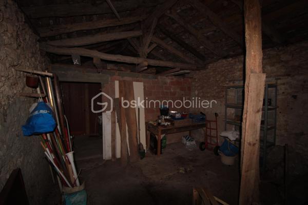 Maison de plain-pied à fort potentiel – Vue panoramique d'exception, grand terrain, dépendance en pierre & garage

Au cœur du Sud-Ouest, en région Occitanie, découvrez cette charmante maison de plain-pied située dans le département du Tarn-et-Garonne, sur la commune prisée de Montaigu-de-Quercy. À seulement 10 minutes de la cité médiévale de Lauzerte, cette propriété profite d'une localisation idéale : un environnement paisible tout en étant à proximité immédiate du centre du village. Vous pourrez ainsi effectuer l'ensemble de vos courses et accéder aux commerces, écoles et services de santé à pied.

Le bien se distingue avant tout par son cadre naturel privilégié et sa magnifique vue totalement dégagée sur la vallée, offrant un panorama apaisant au quotidien.

Côté intérieur : un espace de vie modulable
La maison se compose de 3 pièces principales distribuées comme suit :
Un espace de vie moderne et lumineux (environ 28 m²) : Déjà entièrement rénové, il rassemble une cuisine récente, un coin salle à manger et un salon chaleureux.
Une véranda d'été (environ 16 m²) : Véritable pièce de détente tournée vers l'extérieur, elle permet d'admirer la vue en toute saison.

Des volumes à réaménager : La seconde partie de la maison nécessite quelques travaux de rafraîchissement et de redistribution. Elle comprend une ancienne cuisine, deux très grandes chambres de 16,20 m² et 17,40 m², une salle de bains ainsi qu'un WC séparé.

Potentiel d'agrandissement : Un superbe grenier de 75 m², situé juste au-dessus de la surface habitable, offre la possibilité d'être aménagé pour doubler la superficie de la maison (création de chambres supplémentaires, bureau ou salle de jeux).

Côté extérieur : terrain, garage et dépendance de caractère
Sise sur une belle parcelle de 1 788 m², la propriété dispose d'aménagements extérieurs complets :

Un terrain fonctionnel : Le terrain bénéficie de deux accès indépendants très pratiques, d'une cour goudronnée, d'un puits et d'un espace barbecue pour les beaux jours.

Un grand garage : Idéal pour stationner un véhicule tout en conservant un vaste espace de stockage pour ranger facilement de nombreux outils, équipements de jardinage ou de bricolage.

Une authentique dépendance en pierre : Élément clé de la propriété, ce bâtiment en pierre offre de multiples opportunités de projet. Il est tout à fait envisageable d'y créer une chambre indépendante pour recevoir de la famille et des amis, ou encore d'y aménager un gîte / meublé de tourisme pour générer un revenu locatif dans cette région touristique.

Une opportunité rare d'acquérir une maison évolutive, combinant le charme de la pierre, un grand potentiel d'aménagement, une vue imprenable et la vie du village accessible sans voiture.

Pour toute question complémentaire ou pour programmer une visite, n'hésitez pas à me contacter !