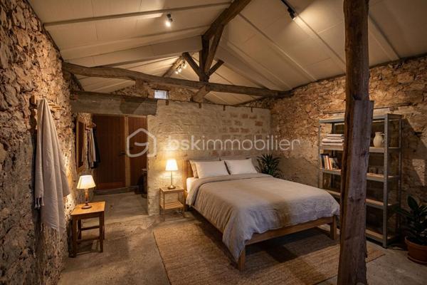 Maison de plain-pied à fort potentiel – Vue panoramique d'exception, grand terrain, dépendance en pierre & garage

Au cœur du Sud-Ouest, en région Occitanie, découvrez cette charmante maison de plain-pied située dans le département du Tarn-et-Garonne, sur la commune prisée de Montaigu-de-Quercy. À seulement 10 minutes de la cité médiévale de Lauzerte, cette propriété profite d'une localisation idéale : un environnement paisible tout en étant à proximité immédiate du centre du village. Vous pourrez ainsi effectuer l'ensemble de vos courses et accéder aux commerces, écoles et services de santé à pied.

Le bien se distingue avant tout par son cadre naturel privilégié et sa magnifique vue totalement dégagée sur la vallée, offrant un panorama apaisant au quotidien.

Côté intérieur : un espace de vie modulable
La maison se compose de 3 pièces principales distribuées comme suit :
Un espace de vie moderne et lumineux (environ 28 m²) : Déjà entièrement rénové, il rassemble une cuisine récente, un coin salle à manger et un salon chaleureux.
Une véranda d'été (environ 16 m²) : Véritable pièce de détente tournée vers l'extérieur, elle permet d'admirer la vue en toute saison.

Des volumes à réaménager : La seconde partie de la maison nécessite quelques travaux de rafraîchissement et de redistribution. Elle comprend une ancienne cuisine, deux très grandes chambres de 16,20 m² et 17,40 m², une salle de bains ainsi qu'un WC séparé.

Potentiel d'agrandissement : Un superbe grenier de 75 m², situé juste au-dessus de la surface habitable, offre la possibilité d'être aménagé pour doubler la superficie de la maison (création de chambres supplémentaires, bureau ou salle de jeux).

Côté extérieur : terrain, garage et dépendance de caractère
Sise sur une belle parcelle de 1 788 m², la propriété dispose d'aménagements extérieurs complets :

Un terrain fonctionnel : Le terrain bénéficie de deux accès indépendants très pratiques, d'une cour goudronnée, d'un puits et d'un espace barbecue pour les beaux jours.

Un grand garage : Idéal pour stationner un véhicule tout en conservant un vaste espace de stockage pour ranger facilement de nombreux outils, équipements de jardinage ou de bricolage.

Une authentique dépendance en pierre : Élément clé de la propriété, ce bâtiment en pierre offre de multiples opportunités de projet. Il est tout à fait envisageable d'y créer une chambre indépendante pour recevoir de la famille et des amis, ou encore d'y aménager un gîte / meublé de tourisme pour générer un revenu locatif dans cette région touristique.

Une opportunité rare d'acquérir une maison évolutive, combinant le charme de la pierre, un grand potentiel d'aménagement, une vue imprenable et la vie du village accessible sans voiture.

Pour toute question complémentaire ou pour programmer une visite, n'hésitez pas à me contacter !