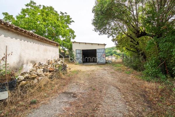 Maison de plain-pied à fort potentiel – Vue panoramique d'exception, grand terrain, dépendance en pierre & garage

Au cœur du Sud-Ouest, en région Occitanie, découvrez cette charmante maison de plain-pied située dans le département du Tarn-et-Garonne, sur la commune prisée de Montaigu-de-Quercy. À seulement 10 minutes de la cité médiévale de Lauzerte, cette propriété profite d'une localisation idéale : un environnement paisible tout en étant à proximité immédiate du centre du village. Vous pourrez ainsi effectuer l'ensemble de vos courses et accéder aux commerces, écoles et services de santé à pied.

Le bien se distingue avant tout par son cadre naturel privilégié et sa magnifique vue totalement dégagée sur la vallée, offrant un panorama apaisant au quotidien.

Côté intérieur : un espace de vie modulable
La maison se compose de 3 pièces principales distribuées comme suit :
Un espace de vie moderne et lumineux (environ 28 m²) : Déjà entièrement rénové, il rassemble une cuisine récente, un coin salle à manger et un salon chaleureux.
Une véranda d'été (environ 16 m²) : Véritable pièce de détente tournée vers l'extérieur, elle permet d'admirer la vue en toute saison.

Des volumes à réaménager : La seconde partie de la maison nécessite quelques travaux de rafraîchissement et de redistribution. Elle comprend une ancienne cuisine, deux très grandes chambres de 16,20 m² et 17,40 m², une salle de bains ainsi qu'un WC séparé.

Potentiel d'agrandissement : Un superbe grenier de 75 m², situé juste au-dessus de la surface habitable, offre la possibilité d'être aménagé pour doubler la superficie de la maison (création de chambres supplémentaires, bureau ou salle de jeux).

Côté extérieur : terrain, garage et dépendance de caractère
Sise sur une belle parcelle de 1 788 m², la propriété dispose d'aménagements extérieurs complets :

Un terrain fonctionnel : Le terrain bénéficie de deux accès indépendants très pratiques, d'une cour goudronnée, d'un puits et d'un espace barbecue pour les beaux jours.

Un grand garage : Idéal pour stationner un véhicule tout en conservant un vaste espace de stockage pour ranger facilement de nombreux outils, équipements de jardinage ou de bricolage.

Une authentique dépendance en pierre : Élément clé de la propriété, ce bâtiment en pierre offre de multiples opportunités de projet. Il est tout à fait envisageable d'y créer une chambre indépendante pour recevoir de la famille et des amis, ou encore d'y aménager un gîte / meublé de tourisme pour générer un revenu locatif dans cette région touristique.

Une opportunité rare d'acquérir une maison évolutive, combinant le charme de la pierre, un grand potentiel d'aménagement, une vue imprenable et la vie du village accessible sans voiture.

Pour toute question complémentaire ou pour programmer une visite, n'hésitez pas à me contacter !