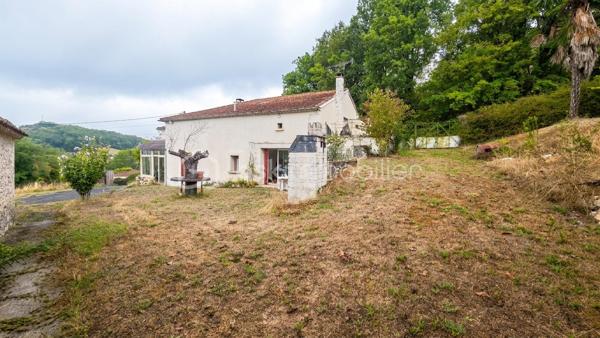 Maison de plain-pied à fort potentiel – Vue panoramique d'exception, grand terrain, dépendance en pierre & garage

Au cœur du Sud-Ouest, en région Occitanie, découvrez cette charmante maison de plain-pied située dans le département du Tarn-et-Garonne, sur la commune prisée de Montaigu-de-Quercy. À seulement 10 minutes de la cité médiévale de Lauzerte, cette propriété profite d'une localisation idéale : un environnement paisible tout en étant à proximité immédiate du centre du village. Vous pourrez ainsi effectuer l'ensemble de vos courses et accéder aux commerces, écoles et services de santé à pied.

Le bien se distingue avant tout par son cadre naturel privilégié et sa magnifique vue totalement dégagée sur la vallée, offrant un panorama apaisant au quotidien.

Côté intérieur : un espace de vie modulable
La maison se compose de 3 pièces principales distribuées comme suit :
Un espace de vie moderne et lumineux (environ 28 m²) : Déjà entièrement rénové, il rassemble une cuisine récente, un coin salle à manger et un salon chaleureux.
Une véranda d'été (environ 16 m²) : Véritable pièce de détente tournée vers l'extérieur, elle permet d'admirer la vue en toute saison.

Des volumes à réaménager : La seconde partie de la maison nécessite quelques travaux de rafraîchissement et de redistribution. Elle comprend une ancienne cuisine, deux très grandes chambres de 16,20 m² et 17,40 m², une salle de bains ainsi qu'un WC séparé.

Potentiel d'agrandissement : Un superbe grenier de 75 m², situé juste au-dessus de la surface habitable, offre la possibilité d'être aménagé pour doubler la superficie de la maison (création de chambres supplémentaires, bureau ou salle de jeux).

Côté extérieur : terrain, garage et dépendance de caractère
Sise sur une belle parcelle de 1 788 m², la propriété dispose d'aménagements extérieurs complets :

Un terrain fonctionnel : Le terrain bénéficie de deux accès indépendants très pratiques, d'une cour goudronnée, d'un puits et d'un espace barbecue pour les beaux jours.

Un grand garage : Idéal pour stationner un véhicule tout en conservant un vaste espace de stockage pour ranger facilement de nombreux outils, équipements de jardinage ou de bricolage.

Une authentique dépendance en pierre : Élément clé de la propriété, ce bâtiment en pierre offre de multiples opportunités de projet. Il est tout à fait envisageable d'y créer une chambre indépendante pour recevoir de la famille et des amis, ou encore d'y aménager un gîte / meublé de tourisme pour générer un revenu locatif dans cette région touristique.

Une opportunité rare d'acquérir une maison évolutive, combinant le charme de la pierre, un grand potentiel d'aménagement, une vue imprenable et la vie du village accessible sans voiture.

Pour toute question complémentaire ou pour programmer une visite, n'hésitez pas à me contacter !