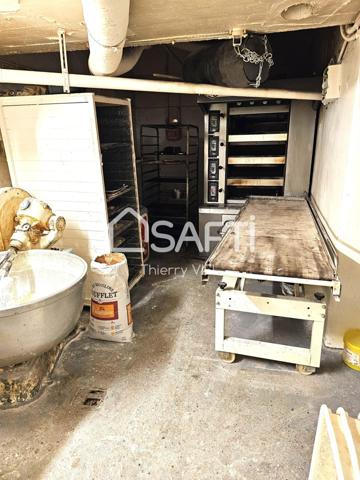 MURS COMMERCIAUX AUX BUTTES CHAUMONT