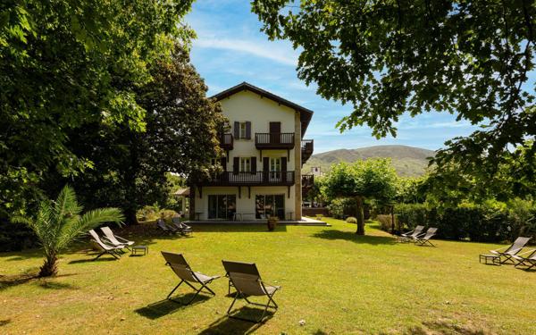 HÔTEL / RESTAURANT DE PRESTIGE à vendre au cœur du Pays basque - Murs + Fonds