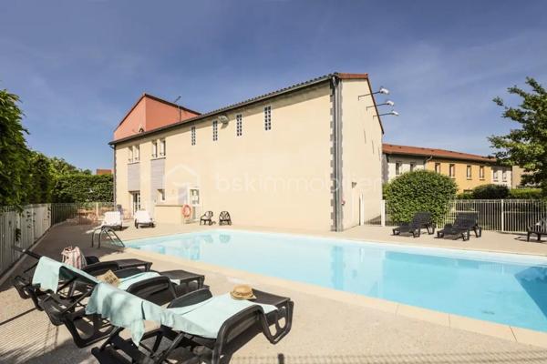 Au cœur de l’Auvergne, dans la résidence Garden & City Gerzat, située à proximité des accès autoroutiers, à 15 minutes du centre de Clermont-Ferrand, et à deux pas des volcans d’Auvergne, investissez dans ce T4 duplex meublé d'environ 82m2, et ses deux parkings privatifs.

Loyer annuel garanti : 5 865,76 € HT
Rentabilité brute : 7,56 %
Statut : LMNP (Loueur Meublé Non Professionnel)
Amortissement possible

Un investissement sécurisé et rentable, idéal pour constituer un patrimoine ou préparer votre retraite avec un revenu garanti.

Photos d’un bien type.
À saisir rapidement !