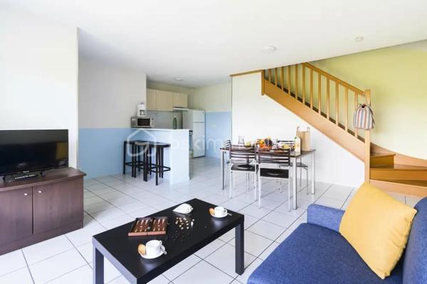 Au cœur de l’Auvergne, dans la résidence Garden & City Gerzat, située à proximité des accès autoroutiers, à 15 minutes du centre de Clermont-Ferrand, et à deux pas des volcans d’Auvergne, investissez dans ce T4 duplex meublé d'environ 82m2, et ses deux parkings privatifs.

Loyer annuel garanti : 5 865,76 € HT
Rentabilité brute : 7,56 %
Statut : LMNP (Loueur Meublé Non Professionnel)
Amortissement possible

Un investissement sécurisé et rentable, idéal pour constituer un patrimoine ou préparer votre retraite avec un revenu garanti.

Photos d’un bien type.
À saisir rapidement !