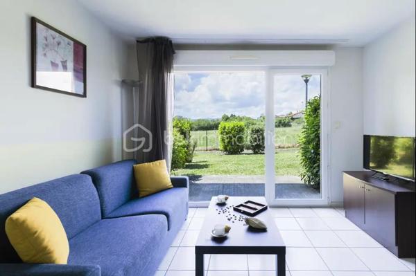Au cœur de l’Auvergne, dans la résidence Garden & City Gerzat, située à proximité des accès autoroutiers, à 15 minutes du centre de Clermont-Ferrand, et à deux pas des volcans d’Auvergne, investissez dans ce T4 duplex meublé d'environ 82m2, et ses deux parkings privatifs.

Loyer annuel garanti : 5 865,76 € HT
Rentabilité brute : 7,56 %
Statut : LMNP (Loueur Meublé Non Professionnel)
Amortissement possible

Un investissement sécurisé et rentable, idéal pour constituer un patrimoine ou préparer votre retraite avec un revenu garanti.

Photos d’un bien type.
À saisir rapidement !