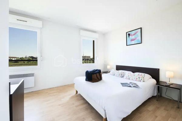 Au cœur de l’Auvergne, dans la résidence Garden & City Gerzat, située à proximité des accès autoroutiers, à 15 minutes du centre de Clermont-Ferrand, et à deux pas des volcans d’Auvergne, investissez dans ce T4 duplex meublé d'environ 82m2, et ses deux parkings privatifs.

Loyer annuel garanti : 5 865,76 € HT
Rentabilité brute : 7,56 %
Statut : LMNP (Loueur Meublé Non Professionnel)
Amortissement possible

Un investissement sécurisé et rentable, idéal pour constituer un patrimoine ou préparer votre retraite avec un revenu garanti.

Photos d’un bien type.
À saisir rapidement !