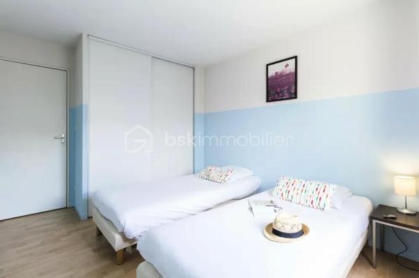 Au cœur de l’Auvergne, dans la résidence Garden & City Gerzat, située à proximité des accès autoroutiers, à 15 minutes du centre de Clermont-Ferrand, et à deux pas des volcans d’Auvergne, investissez dans ce T4 duplex meublé d'environ 82m2, et ses deux parkings privatifs.

Loyer annuel garanti : 5 865,76 € HT
Rentabilité brute : 7,56 %
Statut : LMNP (Loueur Meublé Non Professionnel)
Amortissement possible

Un investissement sécurisé et rentable, idéal pour constituer un patrimoine ou préparer votre retraite avec un revenu garanti.

Photos d’un bien type.
À saisir rapidement !