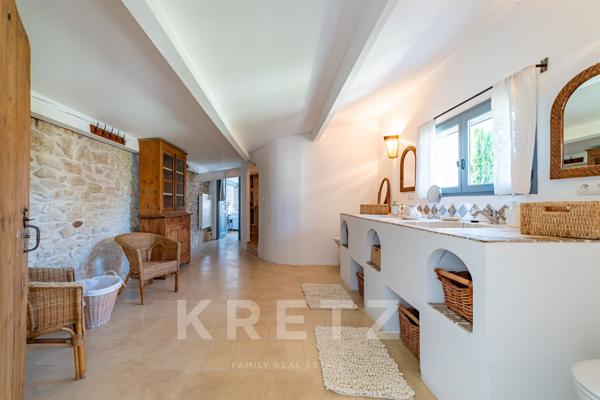 Mas de charme au cœur de la Provence ; 5 chambres, piscine, hangar