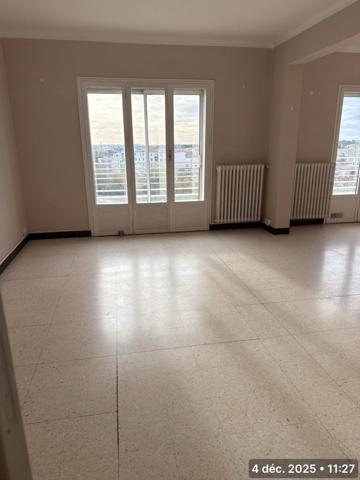 Montpellier (34000) Dernier étage – 97 m² – Traversant Est/Ouest – Terrasse – Parking – Calme côté arbres