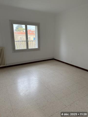 Montpellier (34000) Dernier étage – 97 m² – Traversant Est/Ouest – Terrasse – Parking – Calme côté arbres