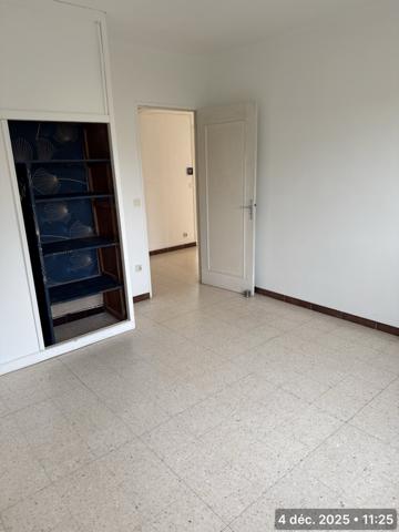 Montpellier (34000) Dernier étage – 97 m² – Traversant Est/Ouest – Terrasse – Parking – Calme côté arbres