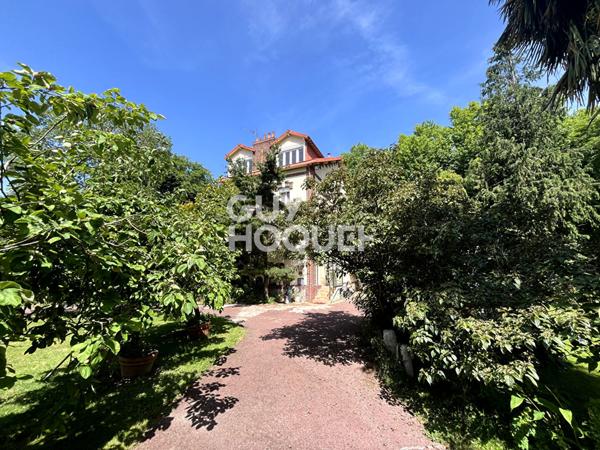 Élégante Maison Bourgeoise à Malaunay, Vue sur la Rivière