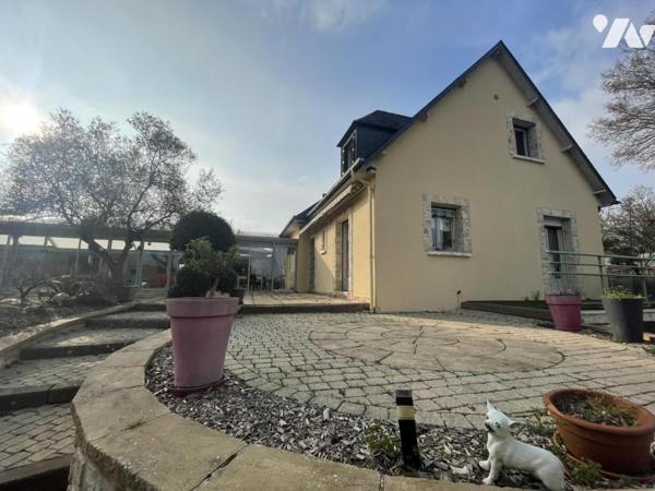 MONTSURS, Maison type 5 avec piscine couverte