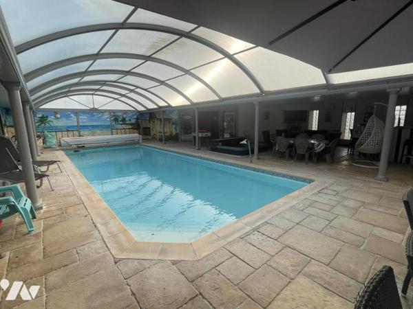 MONTSURS, Maison type 5 avec piscine couverte