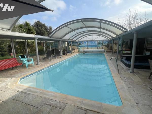 MONTSURS, Maison type 5 avec piscine couverte