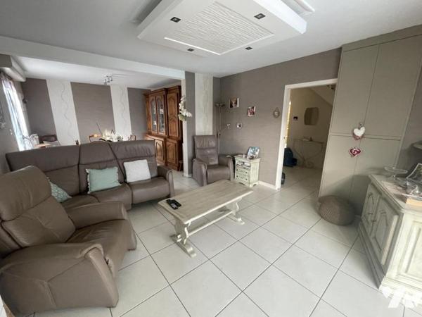 MONTSURS, Maison type 5 avec piscine couverte