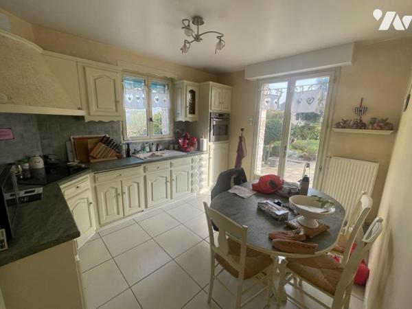 MONTSURS, Maison type 5 avec piscine couverte