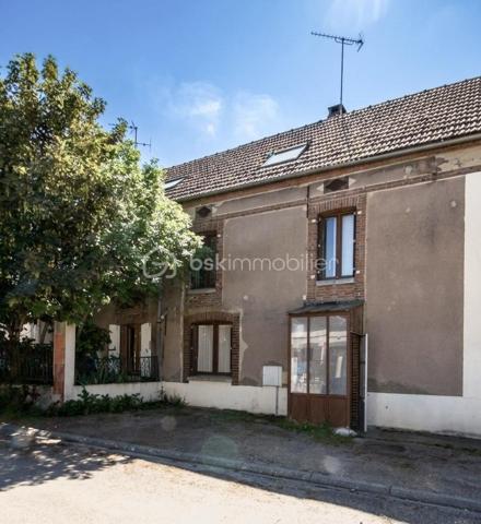 Située au cœur du village de Piffonds, à deux pas des écoles, des commerces de proximité et des ramassages scolaires, cette maison de village saura vous séduire par son authenticité et ses prestations modernes. Agrémentée d’un agréable petit terrain clos, elle offre un cadre de vie paisible et clé en main.
Dès l'entrée, vous découvrirez un espace fonctionnel doté de nombreux rangements. La pièce de vie, lumineuse et chaleureuse, est agrémentée d'un poêle à bois, idéal pour vos soirées d'hiver. La cuisine, entièrement aménagée et équipée, s'ouvre directement sur une terrasse privative, parfaite pour vos repas en extérieur. Un WC séparé complète ce niveau.
Le premier étage dispose d'un palier desservant une salle de bain avec baignoire et WC, une buanderie pratique ainsi qu'un bureau traversant pouvant servir d'espace de lecture. Une première chambre confortable se trouve également à ce niveau.
Au second étage, vous découvrirez une vaste chambre offrant un beau volume. Grâce à sa configuration généreuse, cet espace peut être très facilement divisé pour créer deux chambres indépendantes selon vos besoins.
Cette maison bénéficie de nombreux atouts garantissant confort et économies :
Isolation performante en laine de roche et menuiseries en double vitrage, Installation électrique entièrement revue et raccordement au tout-à-l'égout, Le bien profite d'une faible taxe foncière de 405€

Idéale pour un premier achat ou une famille cherchant la proximité des services, cette maison ne nécessite aucun travaux immédiats. Pour plus de renseignements ou pour organiser une visite, n'hésitez pas à me contacter.