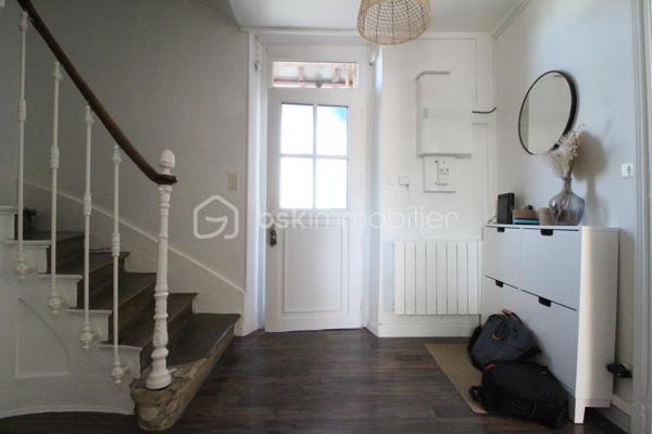Située au cœur du village de Piffonds, à deux pas des écoles, des commerces de proximité et des ramassages scolaires, cette maison de village saura vous séduire par son authenticité et ses prestations modernes. Agrémentée d’un agréable petit terrain clos, elle offre un cadre de vie paisible et clé en main.
Dès l'entrée, vous découvrirez un espace fonctionnel doté de nombreux rangements. La pièce de vie, lumineuse et chaleureuse, est agrémentée d'un poêle à bois, idéal pour vos soirées d'hiver. La cuisine, entièrement aménagée et équipée, s'ouvre directement sur une terrasse privative, parfaite pour vos repas en extérieur. Un WC séparé complète ce niveau.
Le premier étage dispose d'un palier desservant une salle de bain avec baignoire et WC, une buanderie pratique ainsi qu'un bureau traversant pouvant servir d'espace de lecture. Une première chambre confortable se trouve également à ce niveau.
Au second étage, vous découvrirez une vaste chambre offrant un beau volume. Grâce à sa configuration généreuse, cet espace peut être très facilement divisé pour créer deux chambres indépendantes selon vos besoins.
Cette maison bénéficie de nombreux atouts garantissant confort et économies :
Isolation performante en laine de roche et menuiseries en double vitrage, Installation électrique entièrement revue et raccordement au tout-à-l'égout, Le bien profite d'une faible taxe foncière de 405€

Idéale pour un premier achat ou une famille cherchant la proximité des services, cette maison ne nécessite aucun travaux immédiats. Pour plus de renseignements ou pour organiser une visite, n'hésitez pas à me contacter.