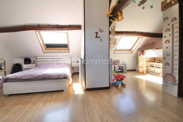 Située au cœur du village de Piffonds, à deux pas des écoles, des commerces de proximité et des ramassages scolaires, cette maison de village saura vous séduire par son authenticité et ses prestations modernes. Agrémentée d’un agréable petit terrain clos, elle offre un cadre de vie paisible et clé en main.
Dès l'entrée, vous découvrirez un espace fonctionnel doté de nombreux rangements. La pièce de vie, lumineuse et chaleureuse, est agrémentée d'un poêle à bois, idéal pour vos soirées d'hiver. La cuisine, entièrement aménagée et équipée, s'ouvre directement sur une terrasse privative, parfaite pour vos repas en extérieur. Un WC séparé complète ce niveau.
Le premier étage dispose d'un palier desservant une salle de bain avec baignoire et WC, une buanderie pratique ainsi qu'un bureau traversant pouvant servir d'espace de lecture. Une première chambre confortable se trouve également à ce niveau.
Au second étage, vous découvrirez une vaste chambre offrant un beau volume. Grâce à sa configuration généreuse, cet espace peut être très facilement divisé pour créer deux chambres indépendantes selon vos besoins.
Cette maison bénéficie de nombreux atouts garantissant confort et économies :
Isolation performante en laine de roche et menuiseries en double vitrage, Installation électrique entièrement revue et raccordement au tout-à-l'égout, Le bien profite d'une faible taxe foncière de 405€

Idéale pour un premier achat ou une famille cherchant la proximité des services, cette maison ne nécessite aucun travaux immédiats. Pour plus de renseignements ou pour organiser une visite, n'hésitez pas à me contacter.